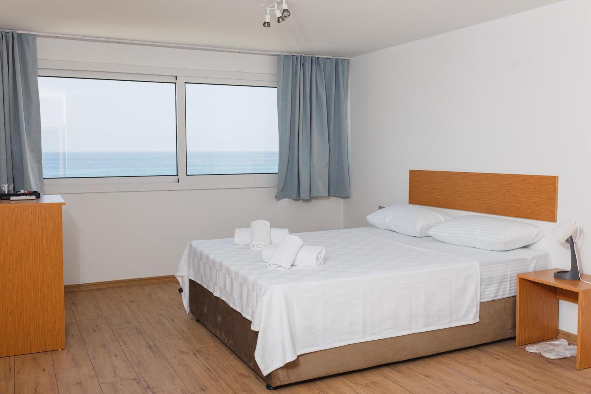 Azure Bay Hotel Agia Varvara Exterior photo