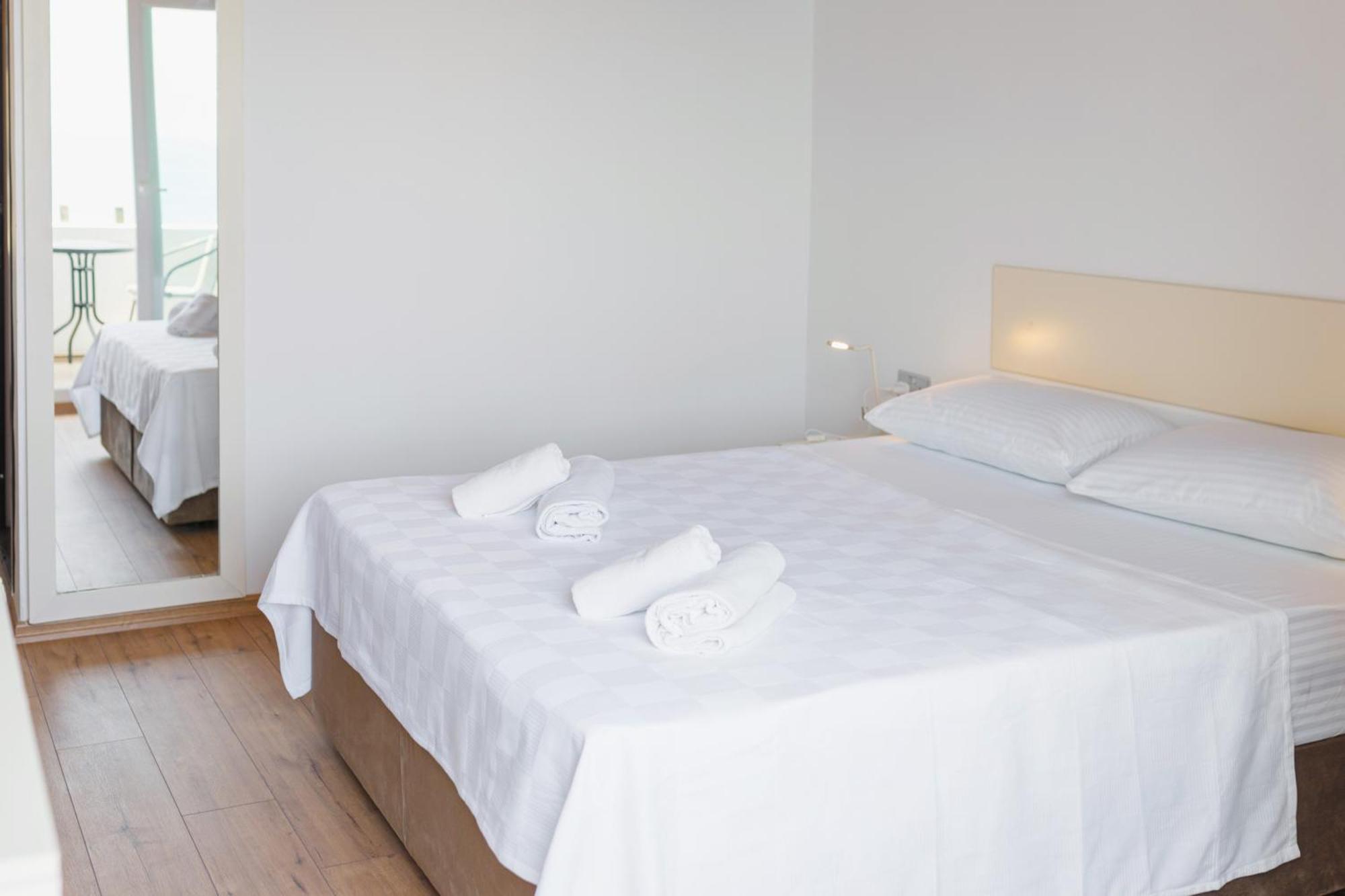 Azure Bay Hotel Agia Varvara Exterior photo